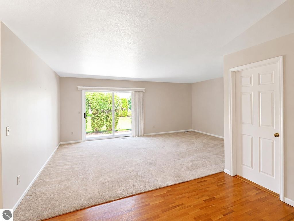 Image 6 of property listing at 1824 Orchard Drive, Mt Pleasant, MI 48858