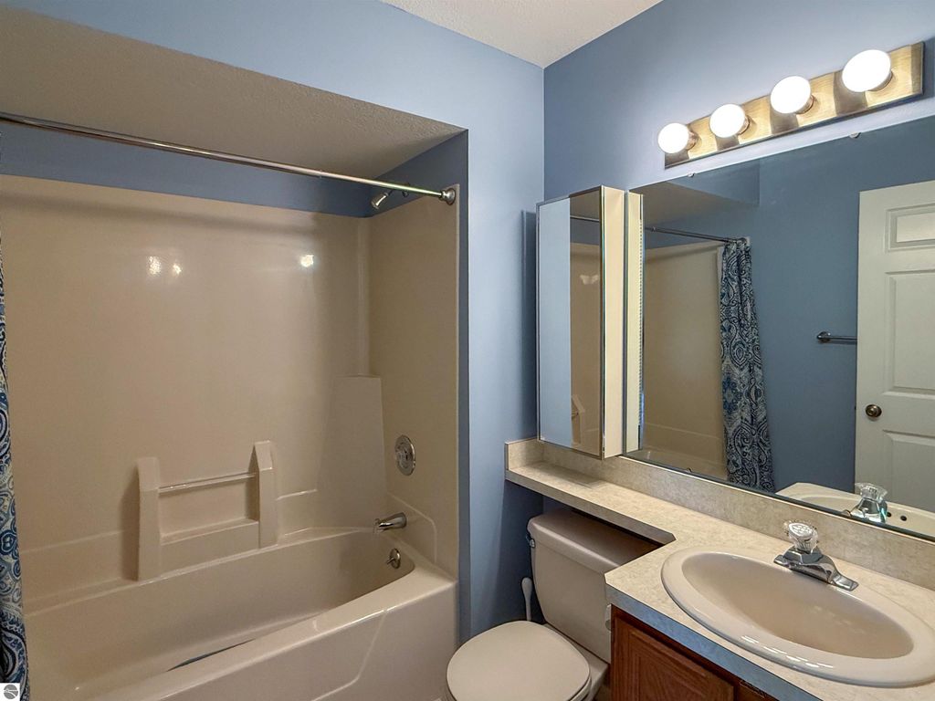 Image 8 of property listing at 1824 Orchard Drive, Mt Pleasant, MI 48858