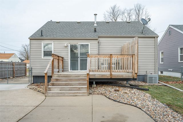 5722 Lincoln Avenue, Des Moines, IA 50310