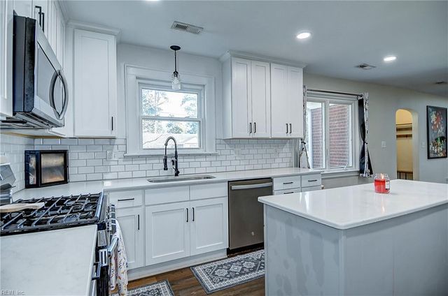 2404 Bidgood DR, Portsmouth, VA 23703