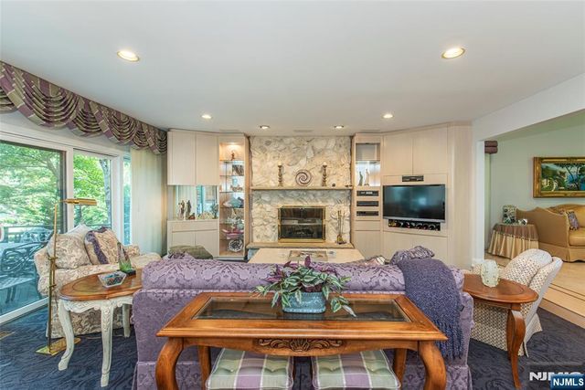 15 McDonough Place, Caldwell, NJ 07006