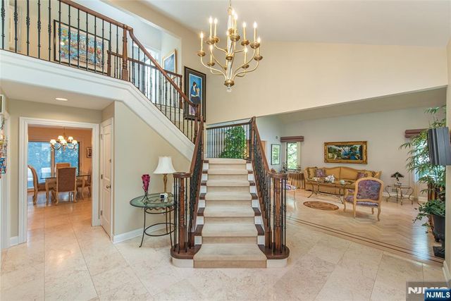 15 McDonough Place, Caldwell, NJ 07006
