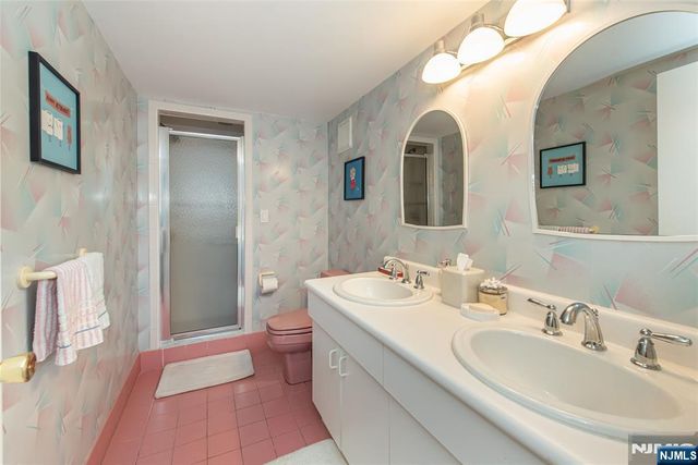 15 McDonough Place, Caldwell, NJ 07006
