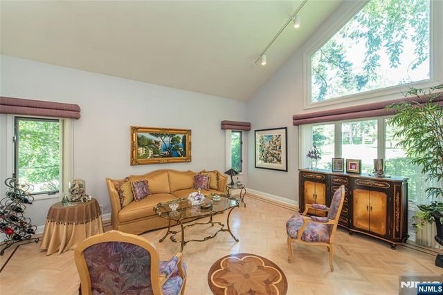 15 McDonough Place, Caldwell, NJ 07006