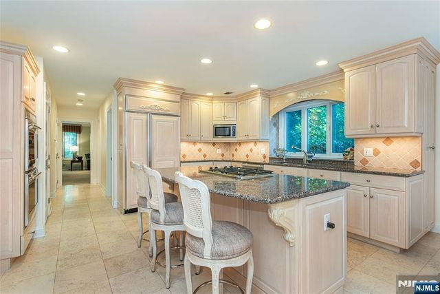 15 McDonough Place, Caldwell, NJ 07006