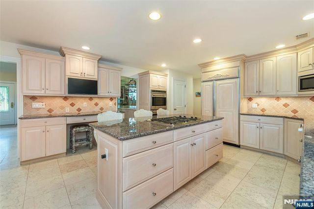 15 McDonough Place, Caldwell, NJ 07006