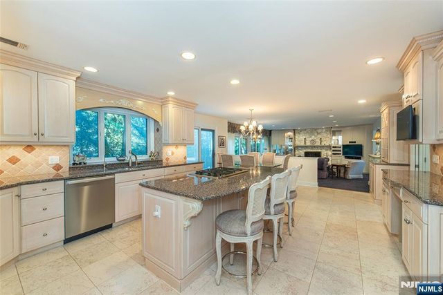 15 McDonough Place, Caldwell, NJ 07006