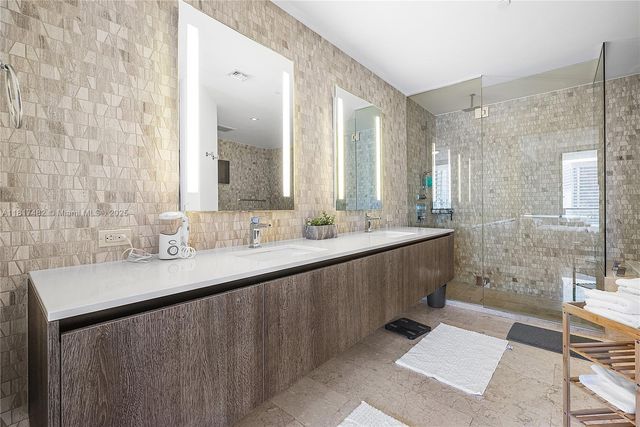 88 SW 7th St 2209, Miami, FL 33130