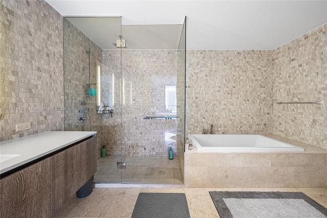 88 SW 7th St 2209, Miami, FL 33130