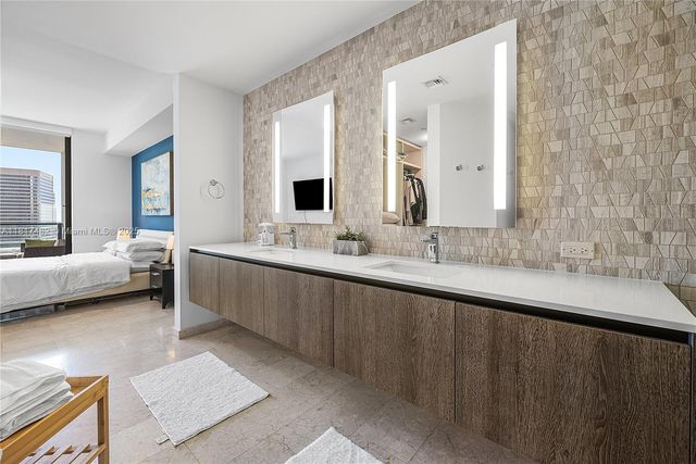 88 SW 7th St 2209, Miami, FL 33130