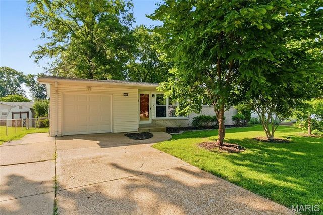 860 Flora Lane, Florissant, MO 63031