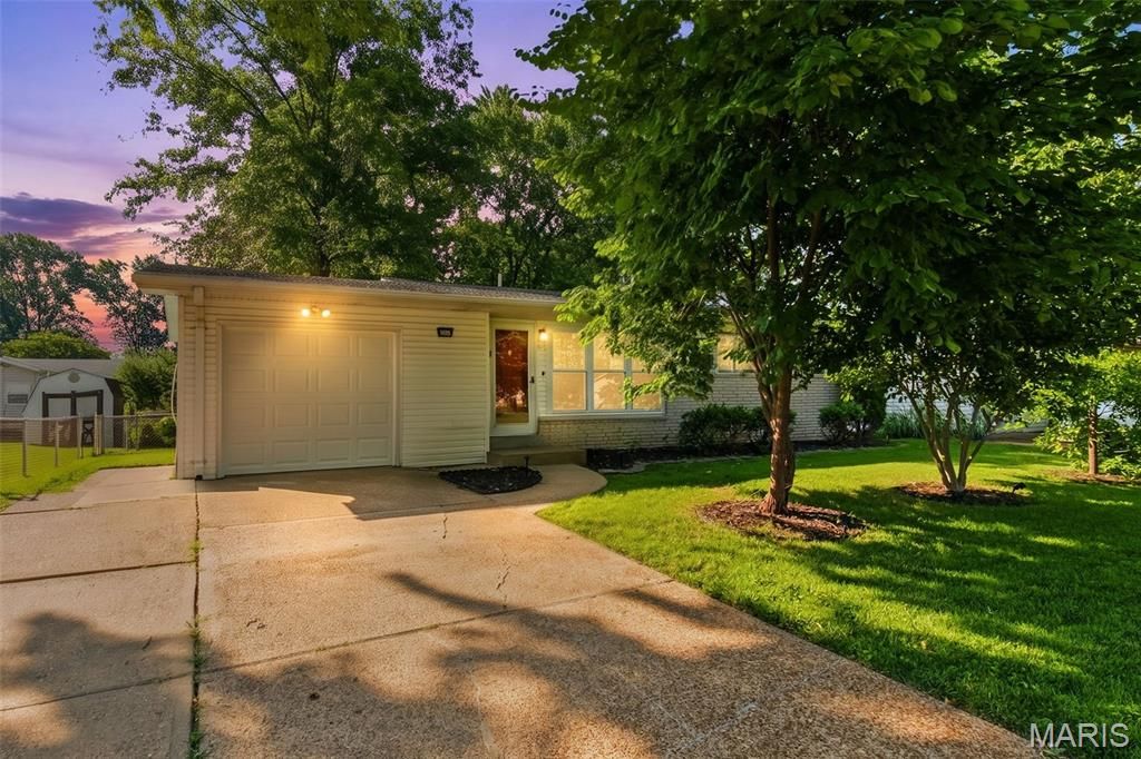 860 Flora Lane, Florissant, MO 63031