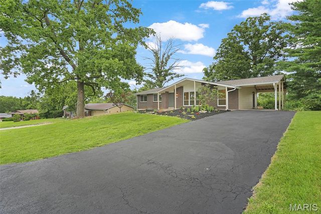 1036 Orchard Lakes Drive, St Louis, MO 63146