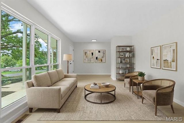 1036 Orchard Lakes Drive, St Louis, MO 63146