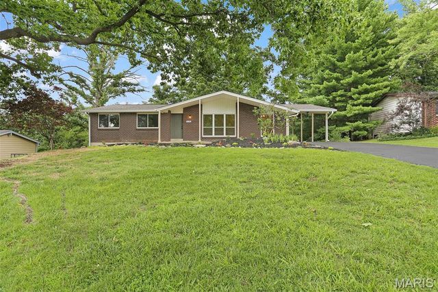1036 Orchard Lakes Drive, St Louis, MO 63146
