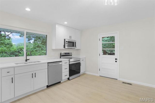 1036 Orchard Lakes Drive, St Louis, MO 63146