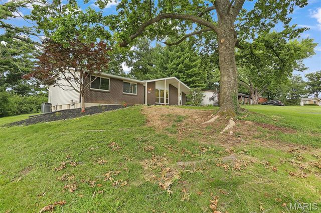 1036 Orchard Lakes Drive, St Louis, MO 63146