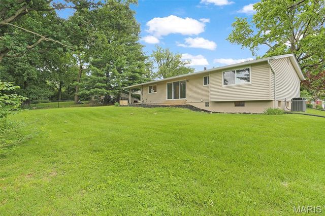 1036 Orchard Lakes Drive, St Louis, MO 63146