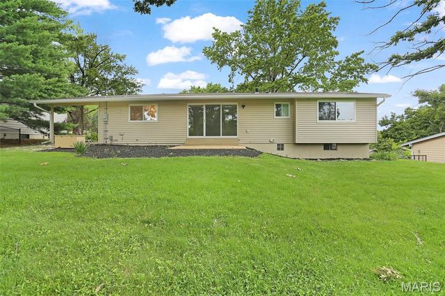 1036 Orchard Lakes Drive, St Louis, MO 63146