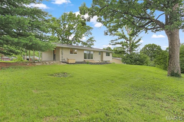 1036 Orchard Lakes Drive, St Louis, MO 63146