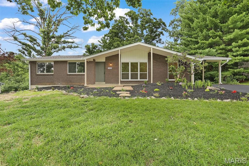 1036 Orchard Lakes Drive, St Louis, MO 63146