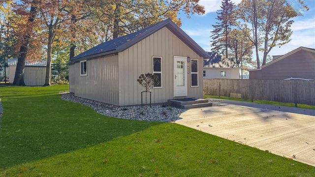 112 Iroquois Place, Cadillac, MI 49601
