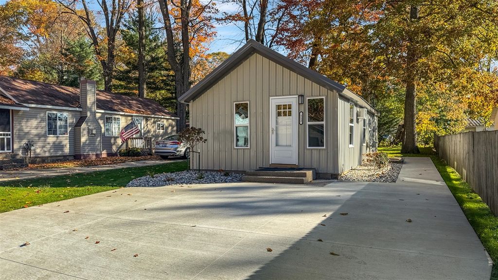 112 Iroquois Place, Cadillac, MI 49601