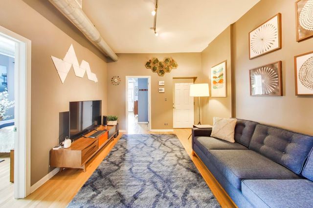 1050 W FOSTER Avenue F, Chicago, IL 60640