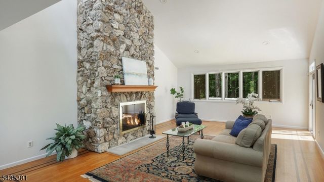 2 Springdale Ln, Warren Twp., NJ 07059