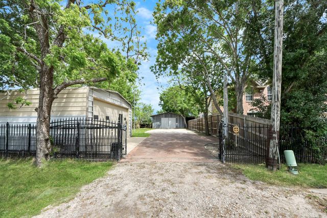 704 Cleo Street, Fresno, TX 77545