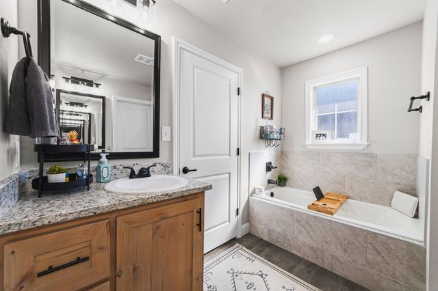 203 Cowboy Lane, Wolfforth, TX 79382