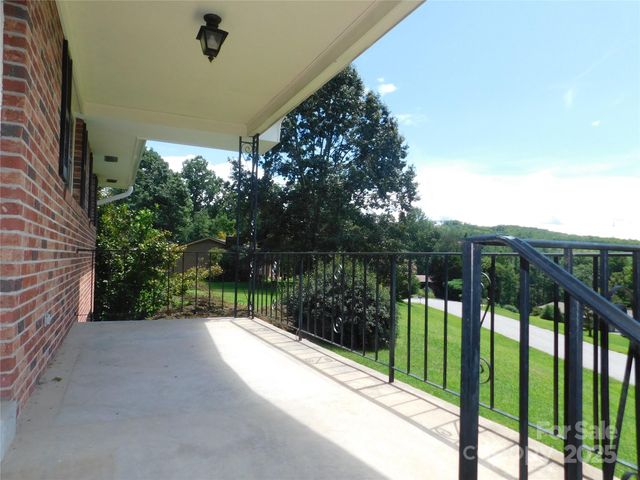 125 Fulton Drive, Hendersonville, NC 28792