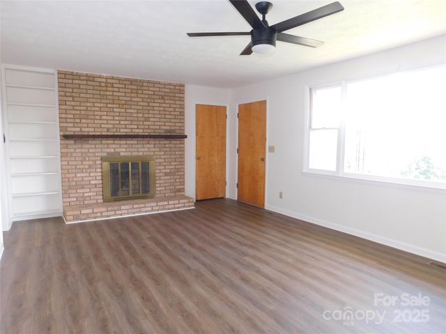 125 Fulton Drive, Hendersonville, NC 28792