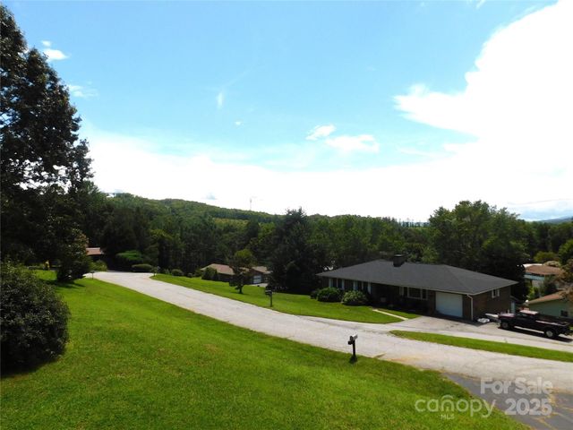 125 Fulton Drive, Hendersonville, NC 28792