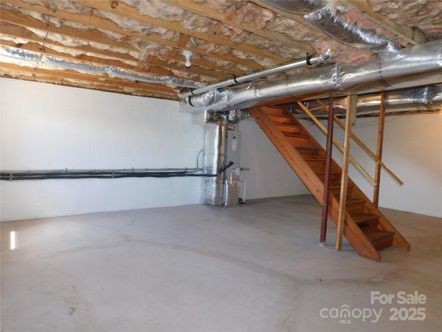 125 Fulton Drive, Hendersonville, NC 28792