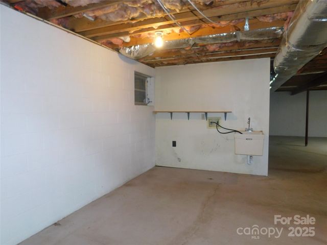 125 Fulton Drive, Hendersonville, NC 28792