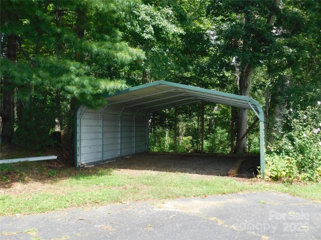 125 Fulton Drive, Hendersonville, NC 28792