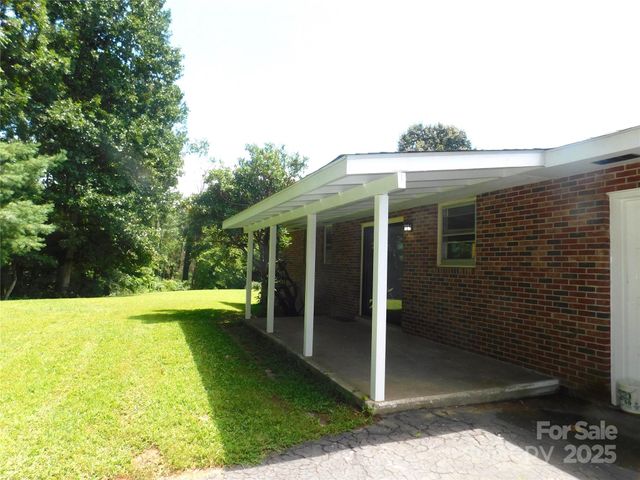 125 Fulton Drive, Hendersonville, NC 28792