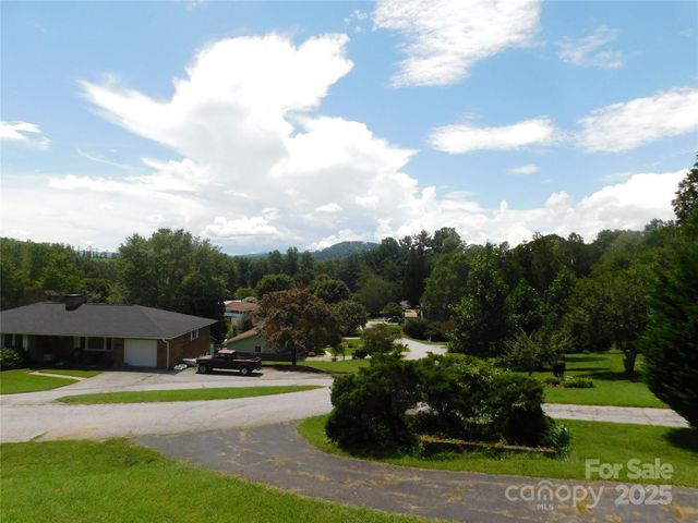 125 Fulton Drive, Hendersonville, NC 28792