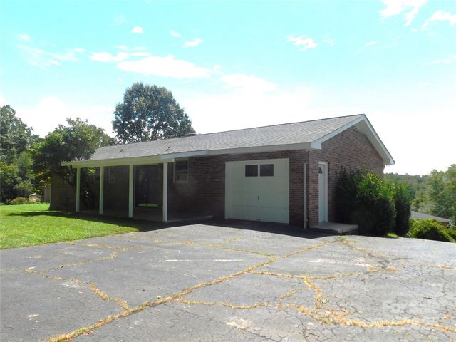 125 Fulton Drive, Hendersonville, NC 28792