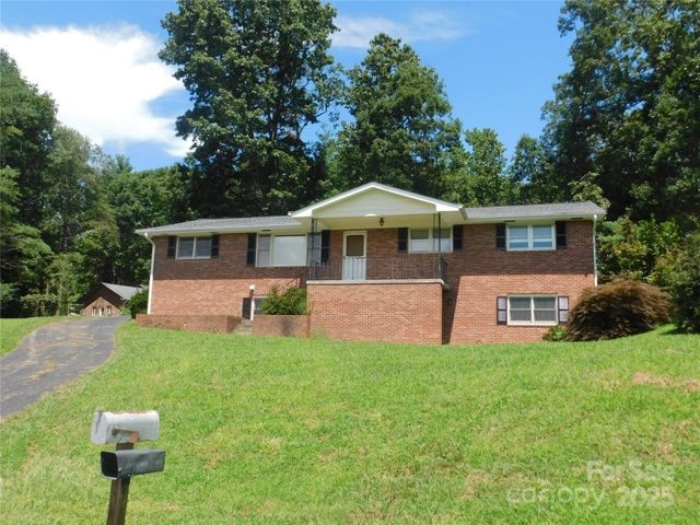 125 Fulton Drive, Hendersonville, NC 28792