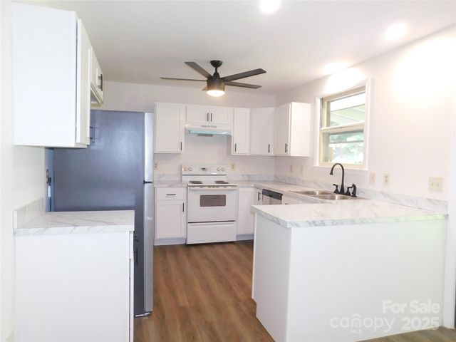 125 Fulton Drive, Hendersonville, NC 28792