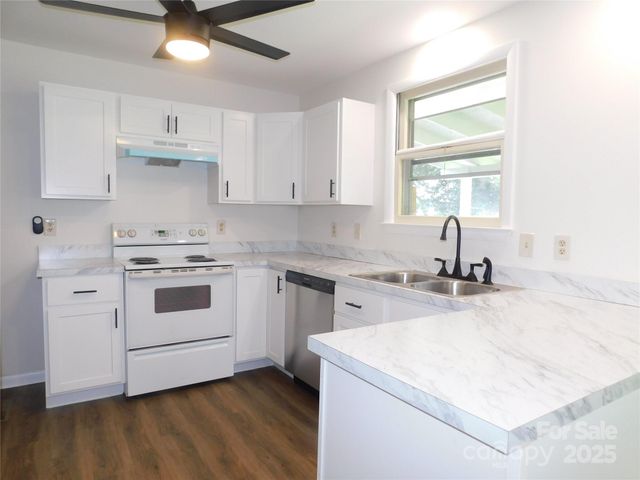 125 Fulton Drive, Hendersonville, NC 28792