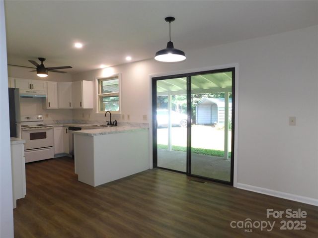 125 Fulton Drive, Hendersonville, NC 28792