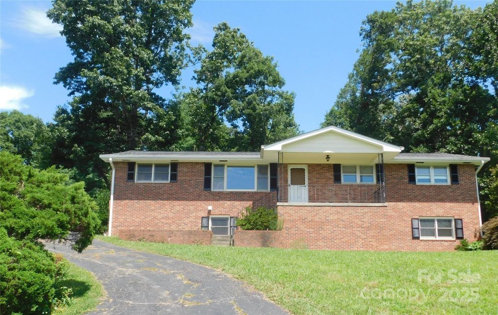 125 Fulton Drive, Hendersonville, NC 28792