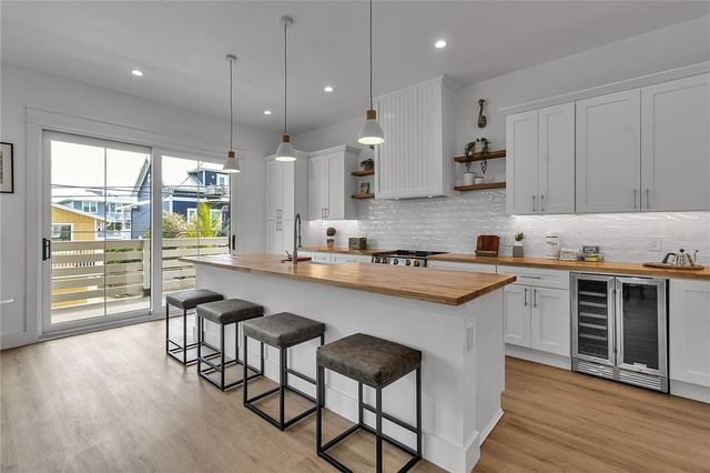 2215 AVENUE C, Bradenton Beach, FL 34217