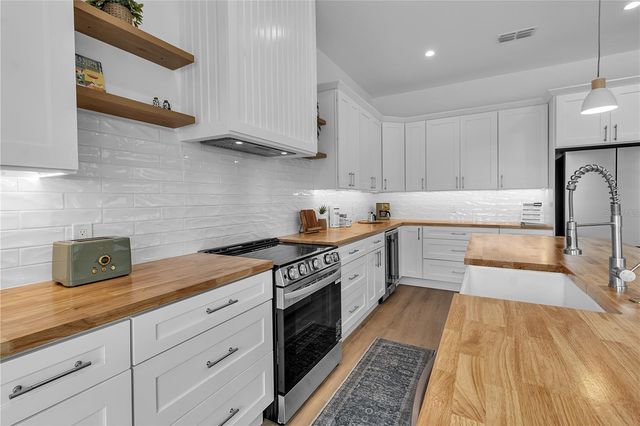 2215 AVENUE C, Bradenton Beach, FL 34217