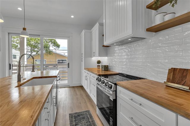 2215 AVENUE C, Bradenton Beach, FL 34217