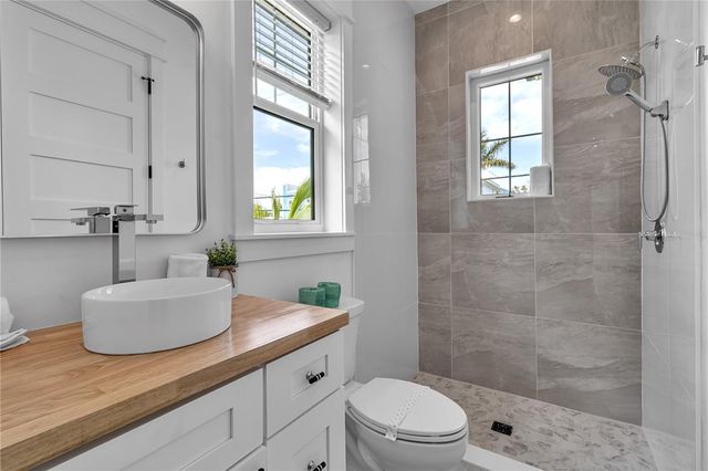 2215 AVENUE C, Bradenton Beach, FL 34217
