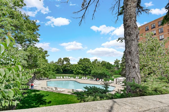 5503 Lakeside Drive 1C, Lisle, IL 60532